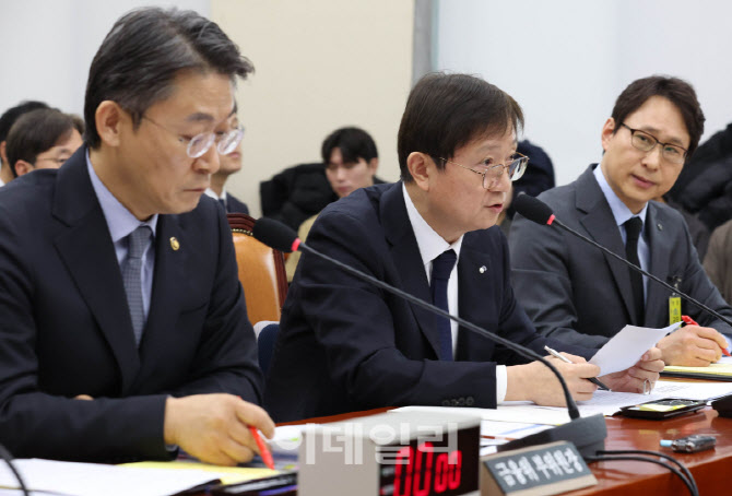 [포토]정무위, '답변하는 이찬진 금융감독원장'