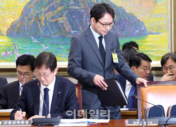 [포토]빗썸 관련 긴급 현안질의, '자리로 돌아가는 이재원 대표'