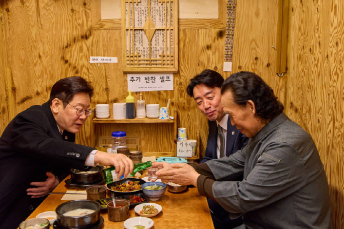 "주식 공부하고 있어요" "개딸이에요"...李대통령, 깜짝 등장하자