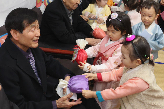 [포토]경로당 찾아 세배하는 어린이들