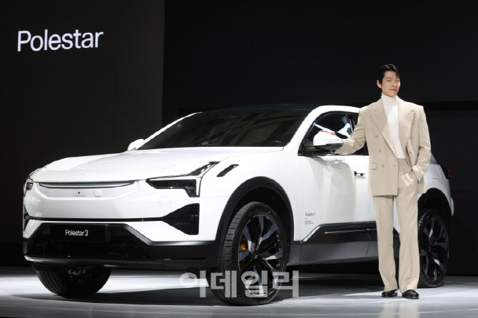 [포토]김우빈, SUV와 하나되는 상남자
