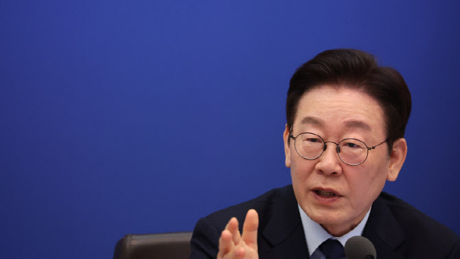 물가 겨눈 李대통령…속타는 식품업계