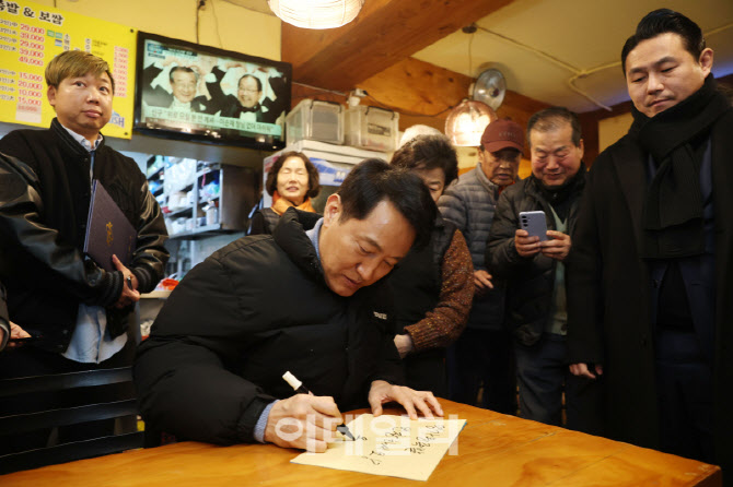 [포토]오세훈 시장 '족발집 번창하세요'