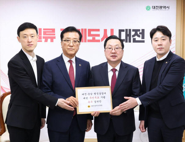 "주민 의견 들어야" VS "명백한 자기 모순"…행정통합 갈등 고조