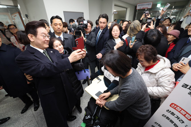 李대통령, 충주 무학시장 방문…설 앞두고 민심 청취 행보