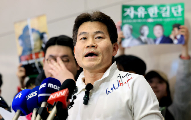 "1조 펀딩, 윤석열 제2건국" 전한길...보수 원로 "연가시"