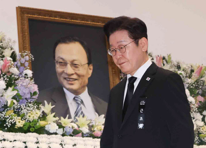 李, 이해찬 전 총리 회고록 소개…“정치의 자세를 가르쳐주신 분”