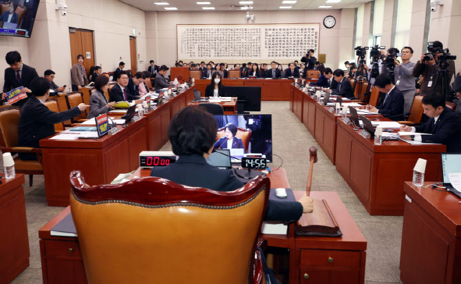 학교 CCTV 설치법 ‘교실 제외’로 법사위 통과