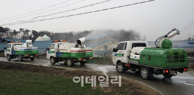 [포토] 농협, 광역방제기 동원해 방역활동
