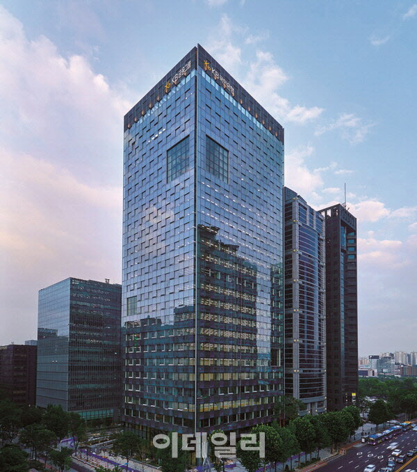 KB금융, 국내 은행지주 최초 시총 60조 돌파…‘PBR 1배’ 진입