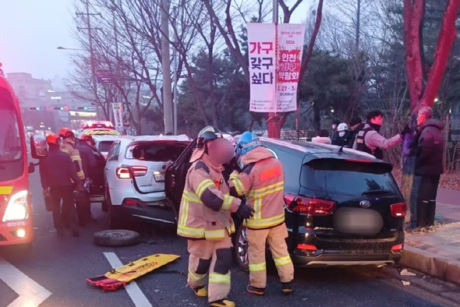 인천서 퇴근길 4중 추돌..70대 운전자 "브레이크 안들어"