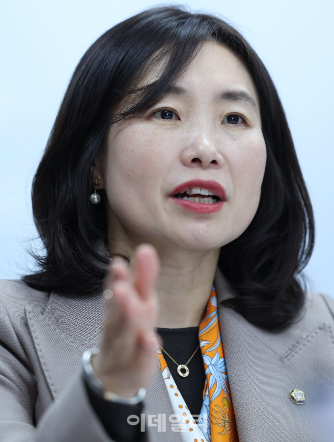 "장관이 환경단체 대변인"…野김소희 "김성환, 정책 망치기 전에 교체를"