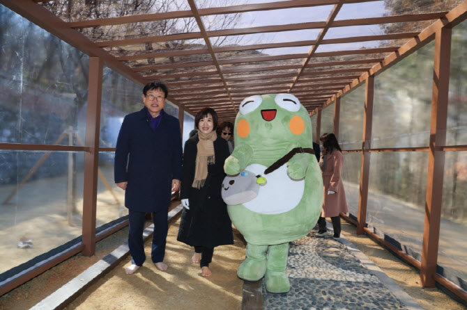 "겨울 칼바람 걱정마세요" …수성구 '사계절 맨발산책로' 눈길