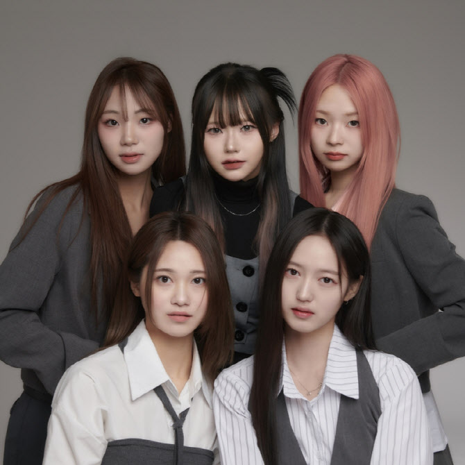 걸그룹 에이퓨처, 내달 정식 데뷔…순순희 미러볼 제작 참여