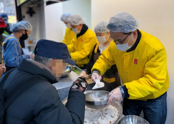 아성다이소, 설 맞아 무료 급식소에서 배식 봉사활동