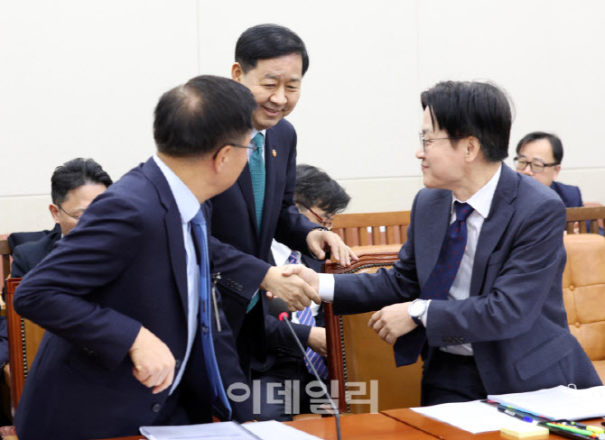 [포토]대미투자특별법 특위, '악수하는 구윤철-김정관'
