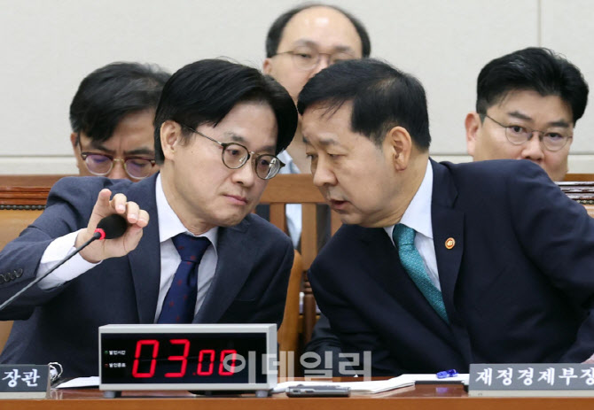 [포토]대미투자특별법 특위, '대화하는 구윤철-김정관'