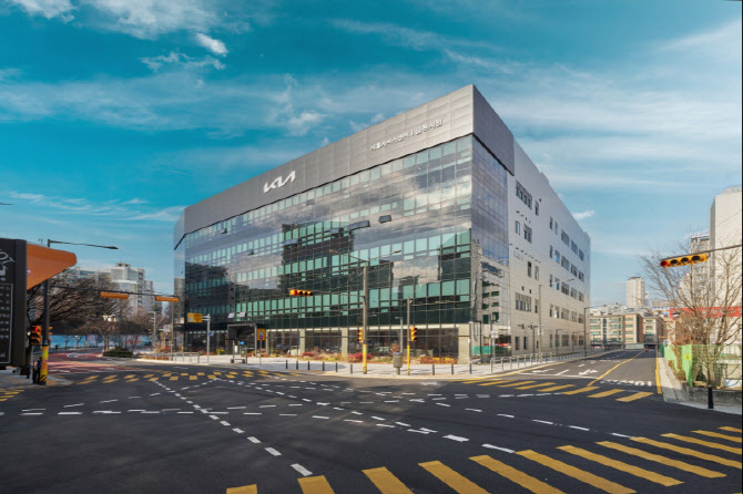기아 시흥 플래그십 스토어, 미래 모빌리티 체험 중심지로 재탄생