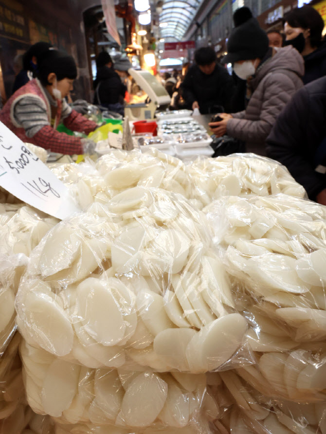 [포토]설 앞두고 떡국 떡 구입하는 시민들