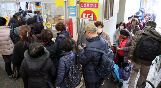 [포토]설 잎두고 문전성시 이루는 떡집