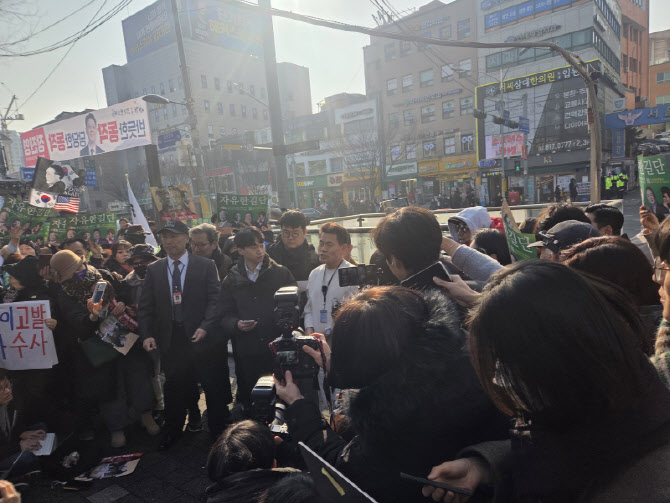 전한길, '李 명예훼손' 첫 소환…"난 법 없이도 산 사람"