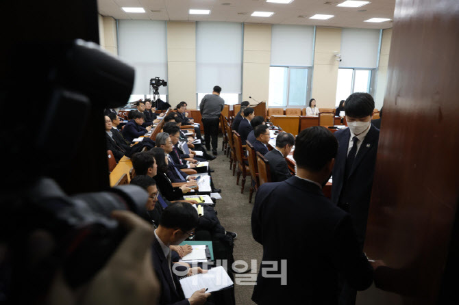 與 "국힘 대미투자특위 파행, 국익 포기하는 행위"