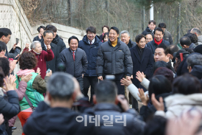 [포토]오세훈 시장, 고지대 이동약자 편의시설 설치 대상지 현장 방문