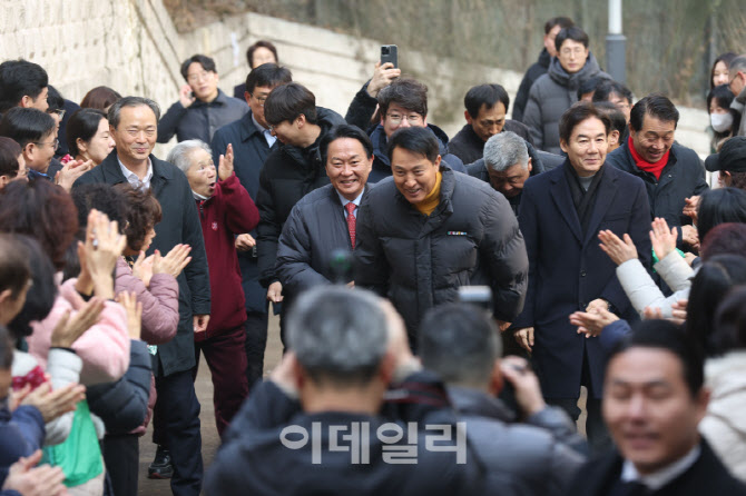 [포토]오세훈 서울시장, 주민들의 환영 박수