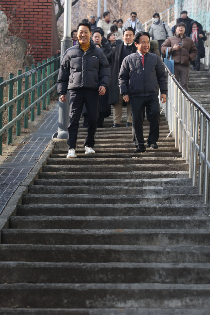 [포토]고지대 계단 이용하는 오세훈 시장