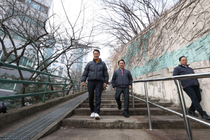 [포토]계단 이용하는 오세훈 시장