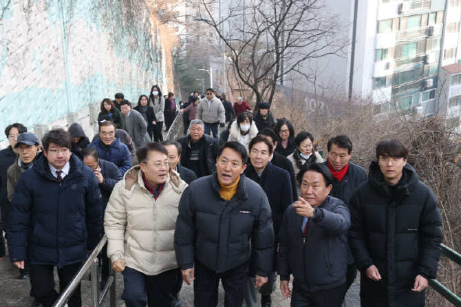[포토]고지대 이동약자 편의시설 설치 대상지 현장 방문한 오세훈 시장