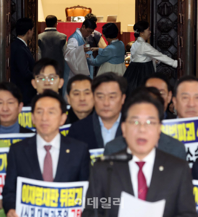 [포토]한복 입은 민주당-규탄 발언 나선 국민의힘