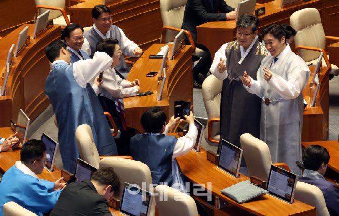[포토]본회의, '한복 입은 민주당 의원들'