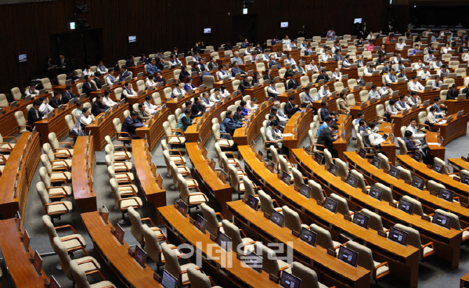 [포토]본회의, '한복 입은 민주당-보이콧 나선 국민의힘'