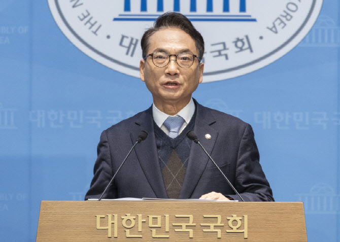 “국정원, 이 대통령 가덕도 테러에 극우 유튜버 접촉 확인”