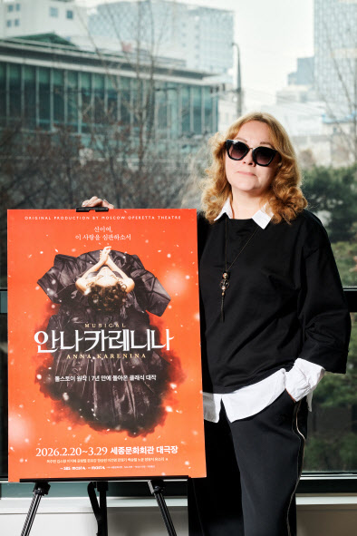 "불륜에 빠진 안나, 그녀의 실수를 누가 심판할 수 있을까요?"
