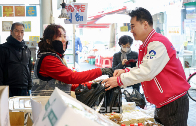 [포토]  전통시장 방문하는 오언석 도봉구청장