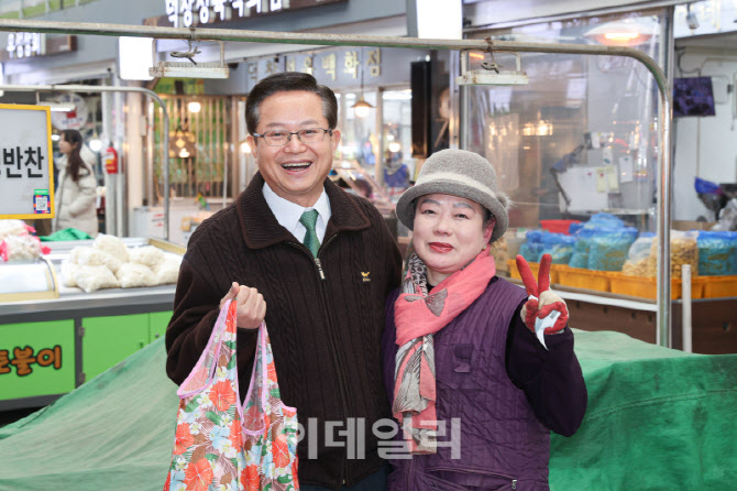 [포토]  전통시장 방문하는 최호권 영등포구청장