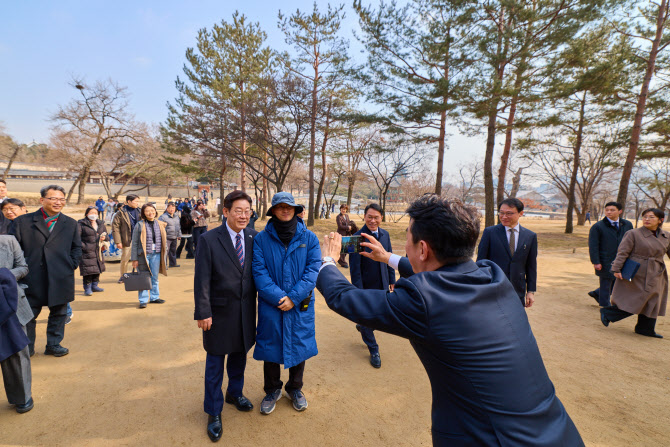 李대통령, 참모·기자들과 깜짝 오찬…경복궁 산책도