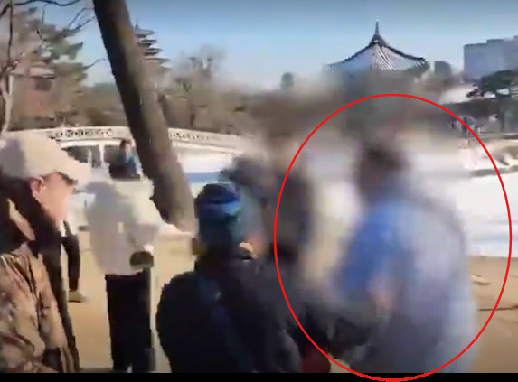 中 관광객 2명, 경복궁 경비원 폭행…조사 뒤 출국
