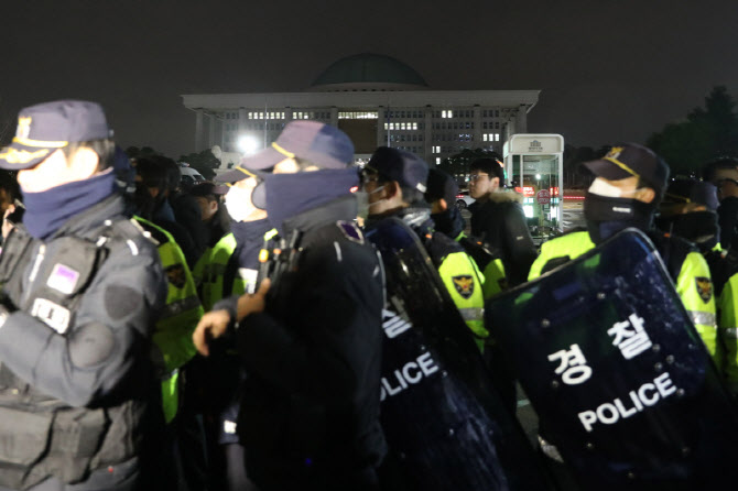 경찰 헌법TF, `계엄 국회 봉쇄` 지휘관 등 16명 중징계 요구(종합)