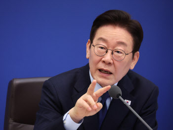 10명 중 7명은 "李대통령 외교, 기대 이상"