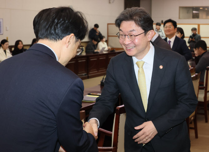 이억원 금융위원장, 설 맞이 전통시장 찾아 민생금융지원 직접 설명