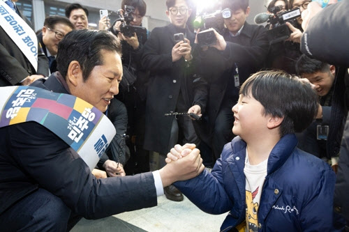 민주당, 설 연휴 앞두고 용산역 귀성 인사…정청래 "작년 설과 달라"
