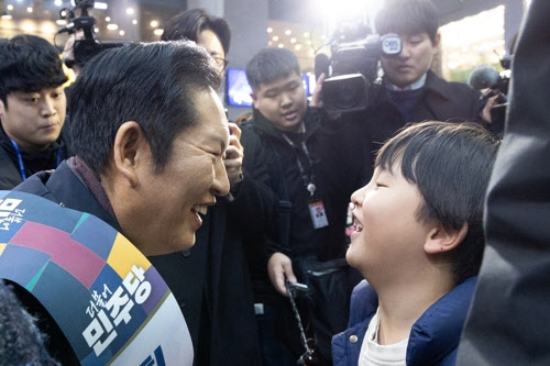 설 앞둔 여야, 귀성 인사·도시락 봉사 속 신경전