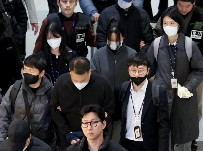 "100억 편취 후 성형" 법무부·검찰, 캄보디아 부부사기단 끝내 잡았다