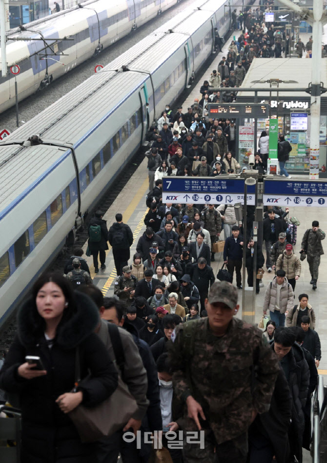 [포토]'설 명절 연휴 앞두고 북적이는 서울역'