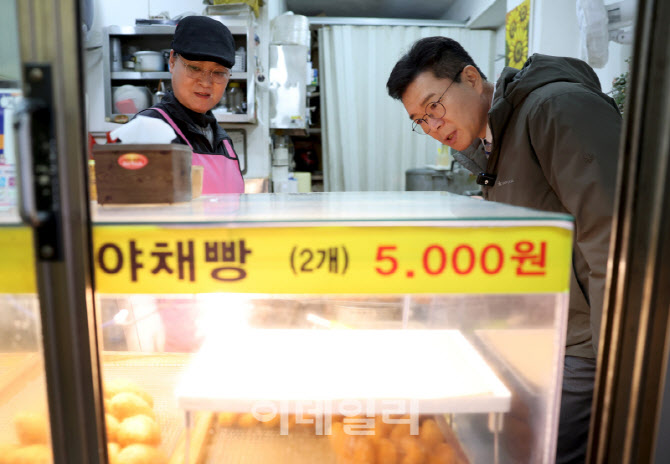 [포토] 전통시장 현장 점검하는 정원오 성동구청장