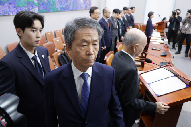 경찰, '경위서 작성 강요미수' 김용원 전 인권위 상임위원 송치
