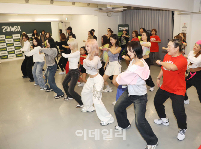[포토]걸그룹 엔믹스(NMIXX)와 함께 어울린 줌바(Zumba) 안무